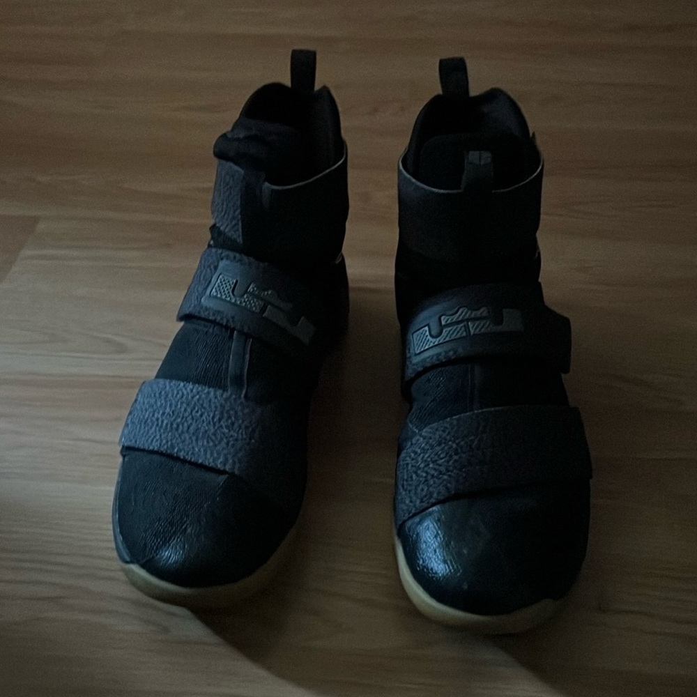 LBJ soldier10 size 13. Mint condition. Never worn outdoors